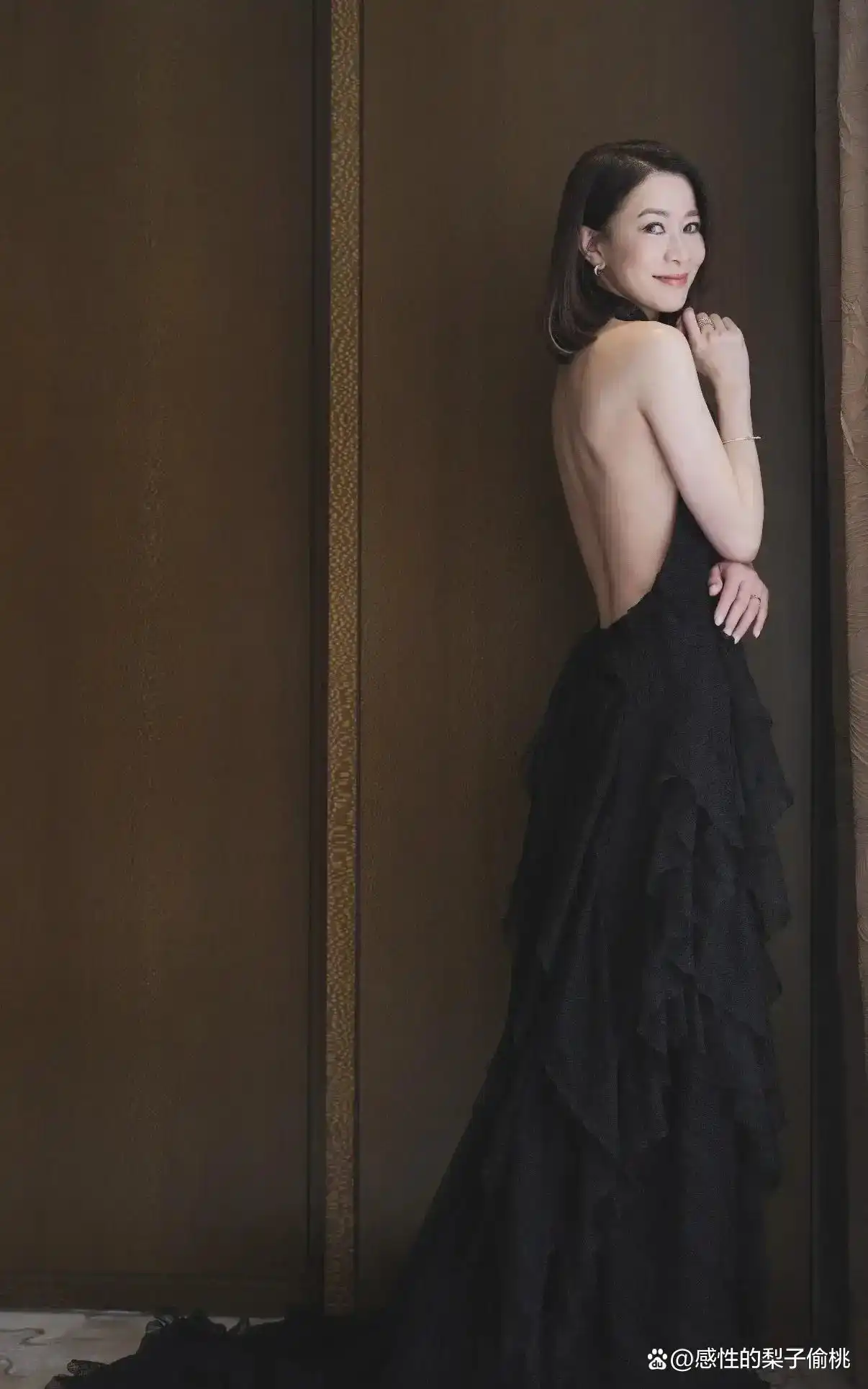 佘诗曼冬日写真穿黑裙，露肩不臃肿，冷天也能秀气场；简单妆容自信溢出屏幕，网友直呼感觉真好