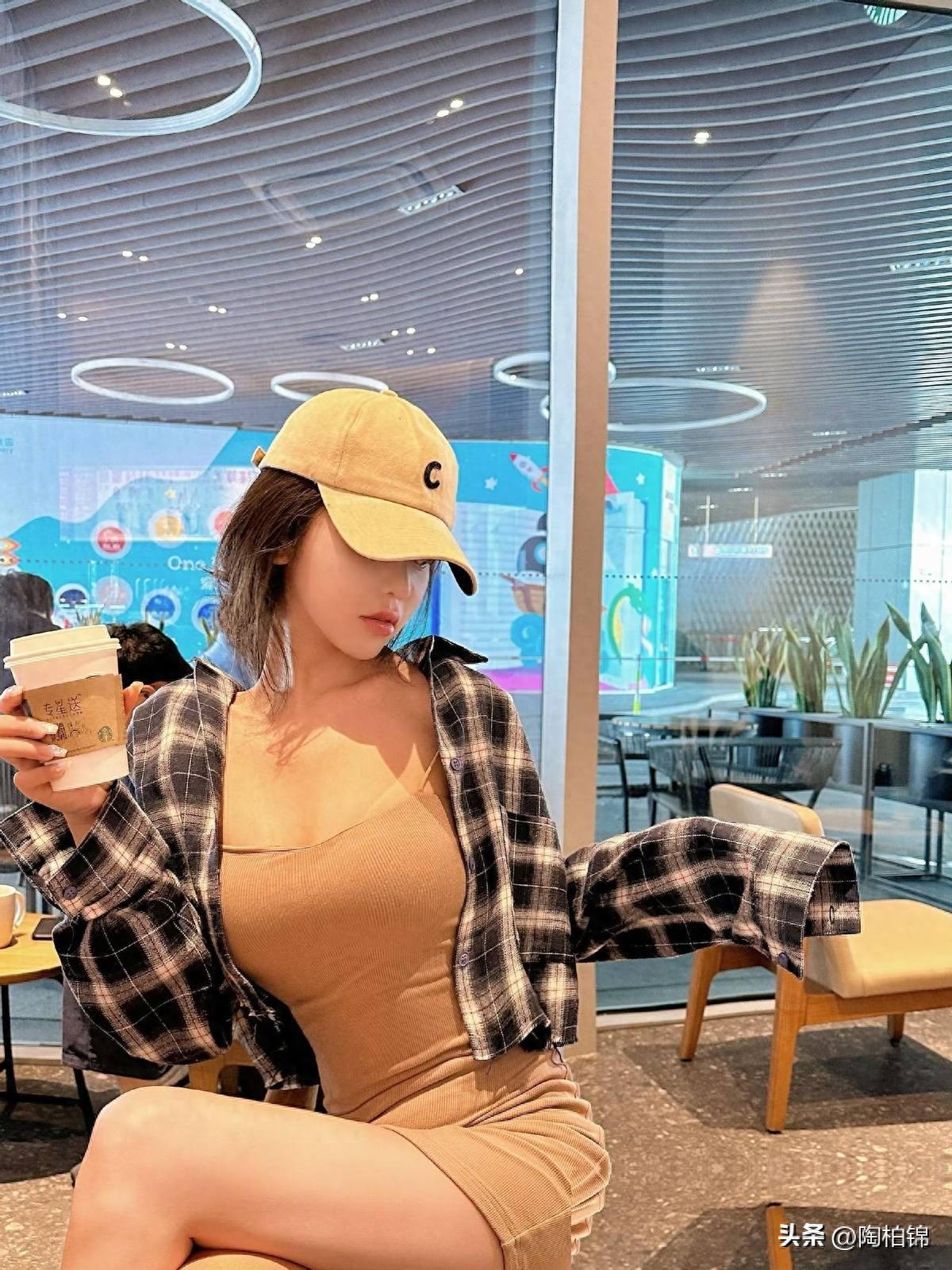 连亲妈都拦不住，睡了14个顶流的女网红又出来作妖了
